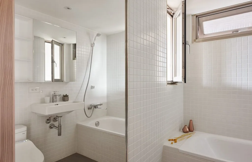 13.bright-white-tiled-bathroom