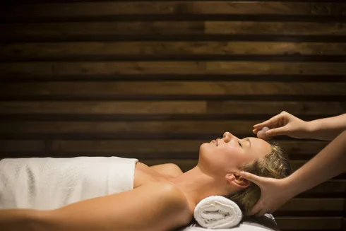 Các gói massage đặc sắc của dòng sản phẩm ila và Voya bao gồm gói Five Elements (Ngũ Hành) sử dụng 5 loại tinh dầu của thương hiệu ila và gói Seaweed Hot Stone (Tảo biển đá nóng) của thương hiệu Voya.