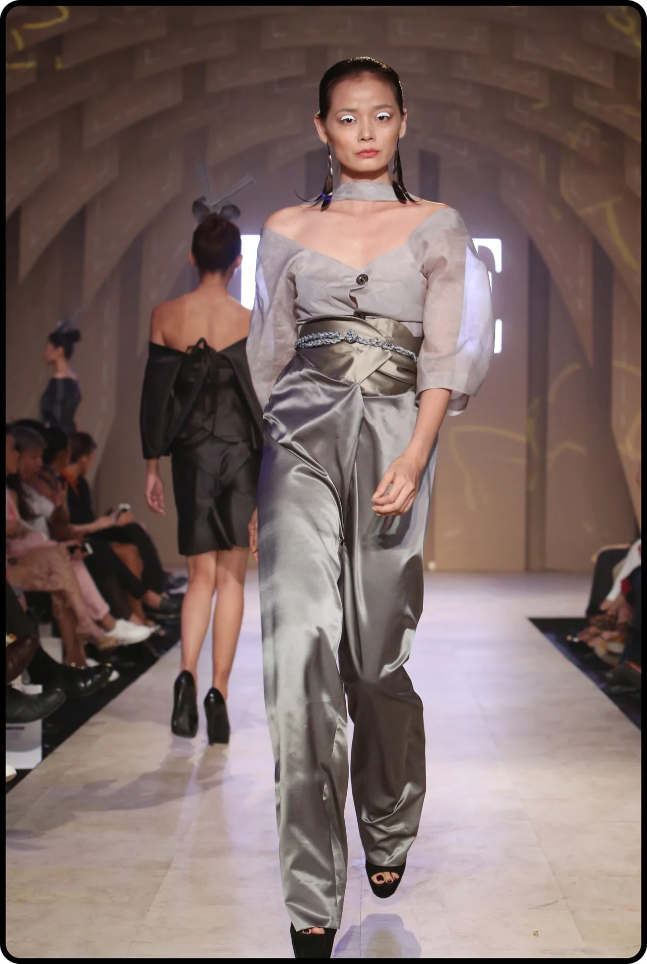 BST của NTK Nuchsuda tại ELLE Fashion Journey 2016