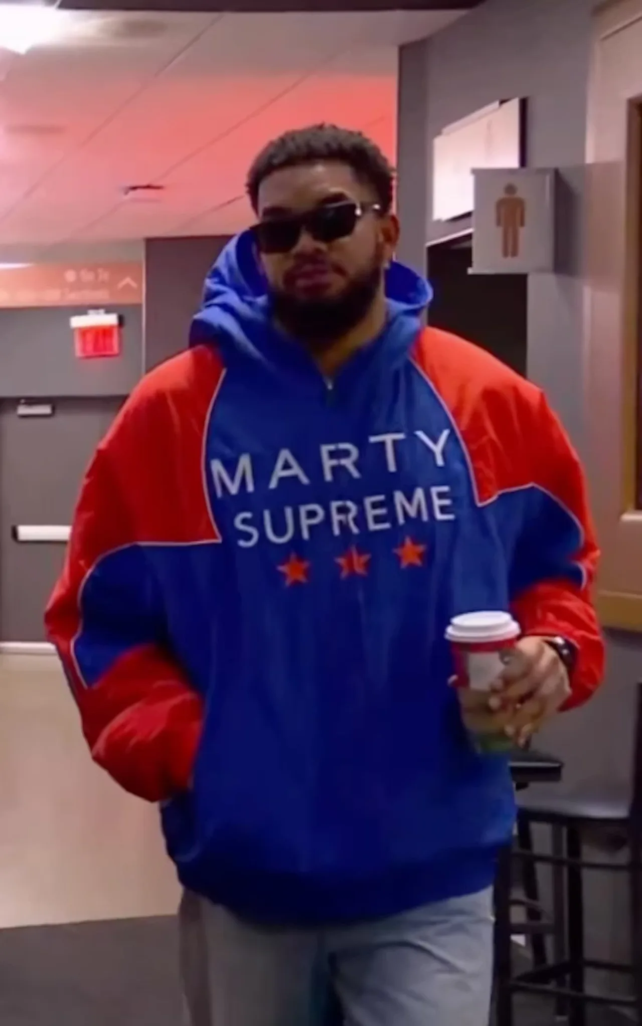 Karl-Anthony Towns diện áo Marty Supreme