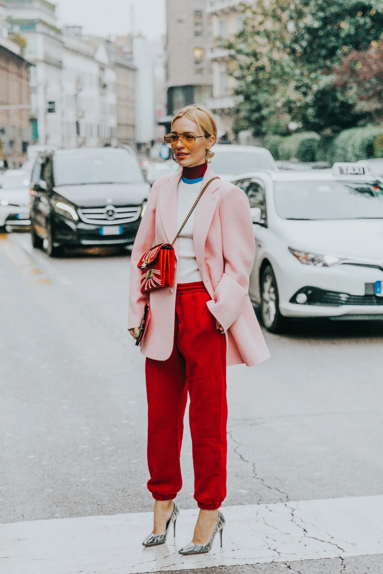 áo blazer màu hồng và quần màu đỏ
