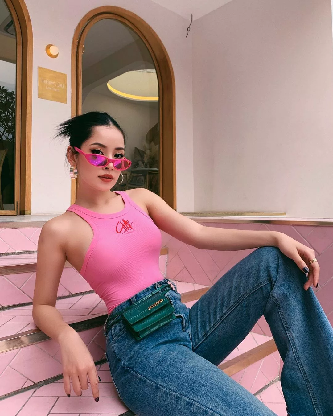 áo tank top hồng quần jeans chi pu