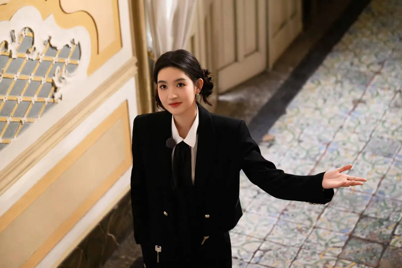 Suit đen, tóc búi thấp gọn gàng, vibe quyền lực