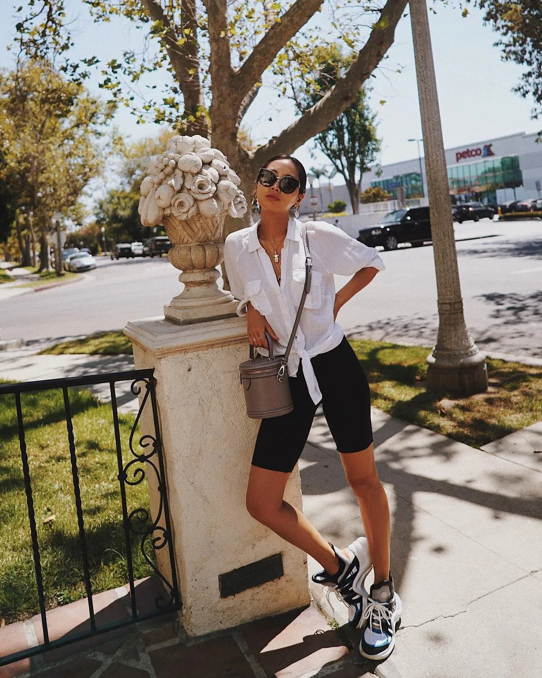 Áo sơ mi cột vạt diện cùng quần shorts biker