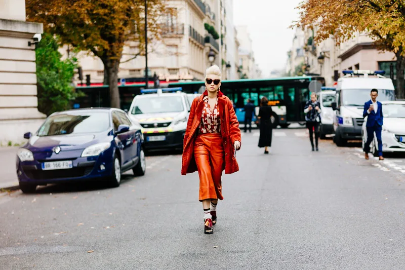 Street style Paris Xuân - Hè 2018: Sắc màu nồng ấm lên ngôi Street style Paris Xuân - Hè 2018: Sắc màu nồng ấm lên ngôi