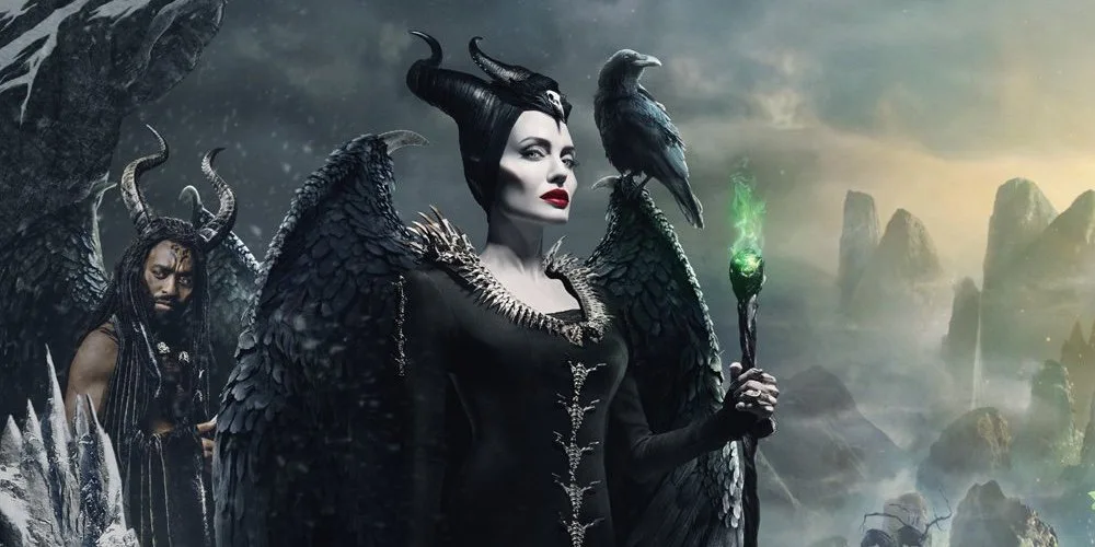 Angelina Jolie đầm đen cầu vai gai nhọn