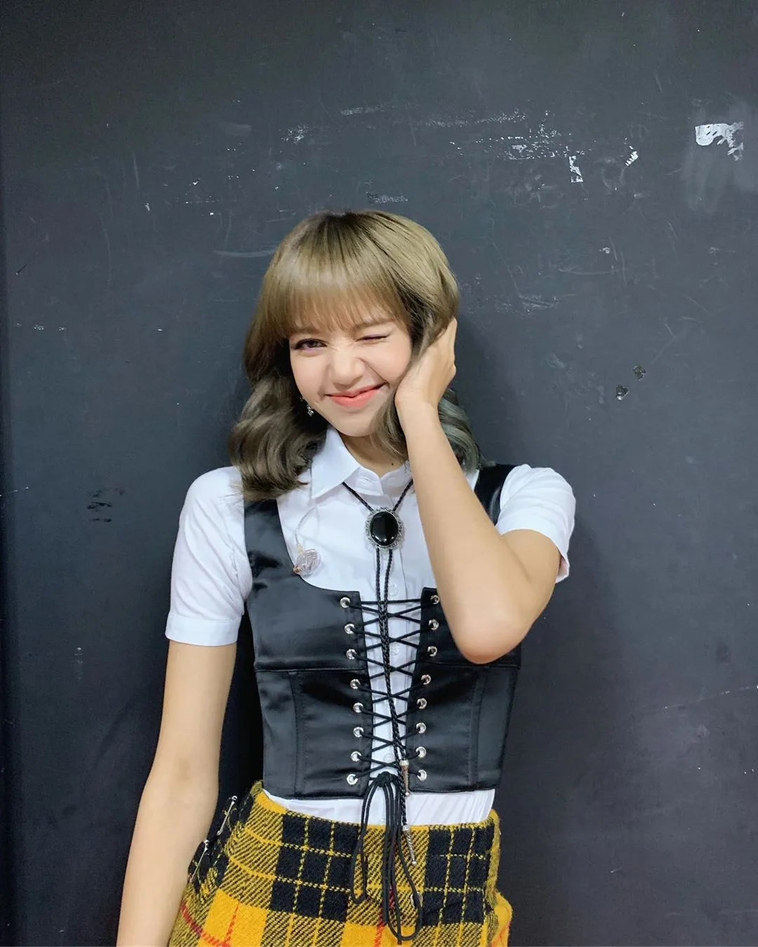 lisa blackpink mặc áo corset phong cách thời trang y2k