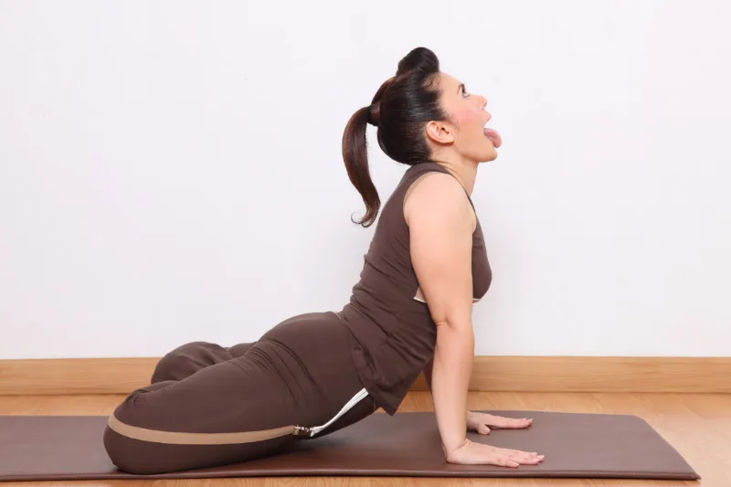bài tập yoga - tư thế sư tử 01