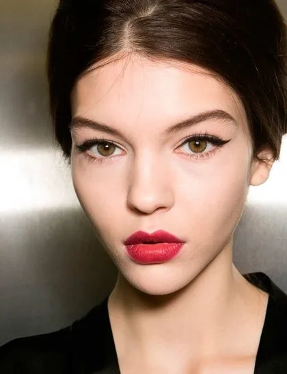 Kiểu vẽ mắt Feline Flick đặc trưng của Charlotte Tilbury học trang điểm