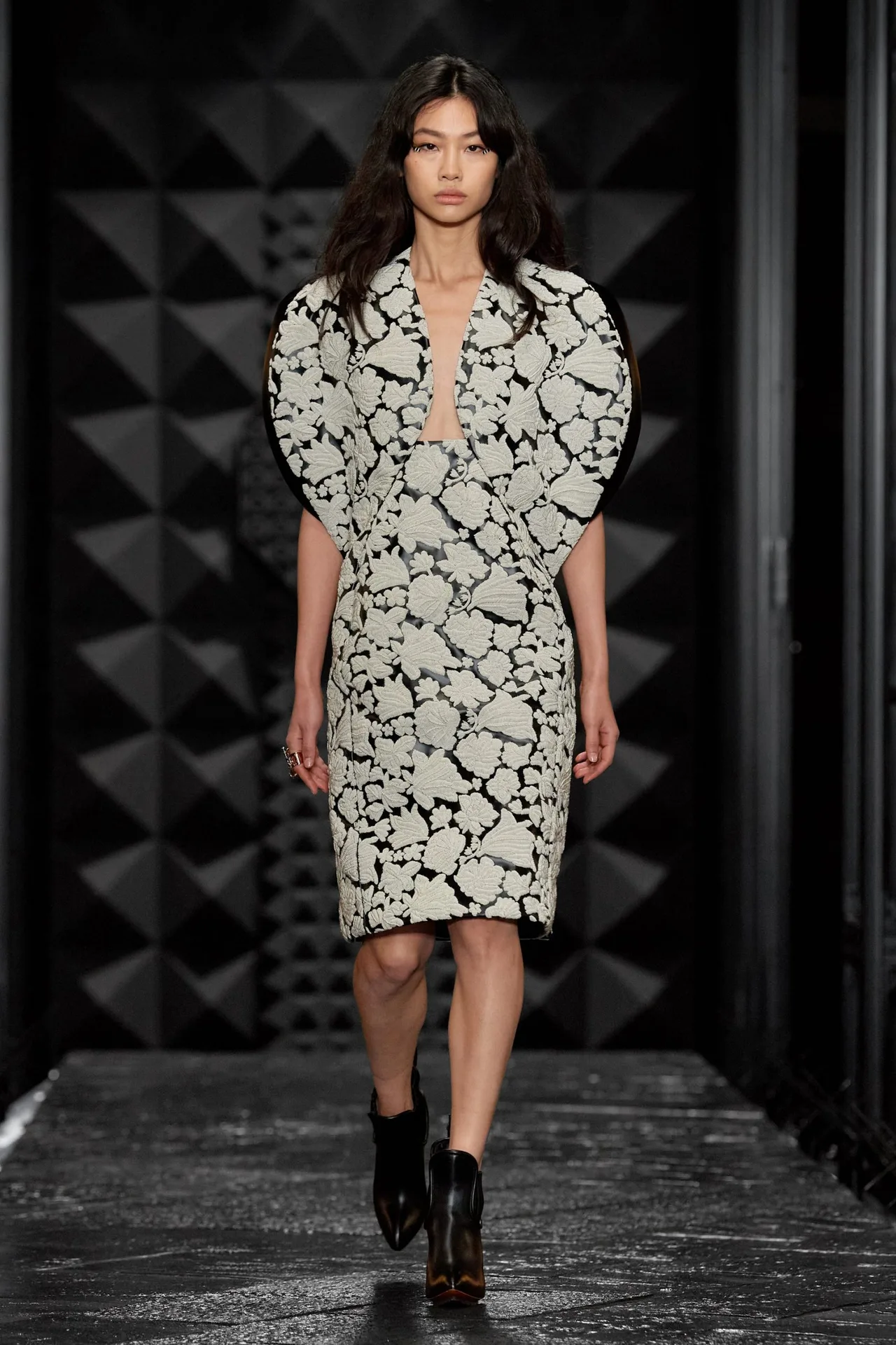 00044-louis-vuitton-fall-2023-ready-to-wear-credit-gorunway