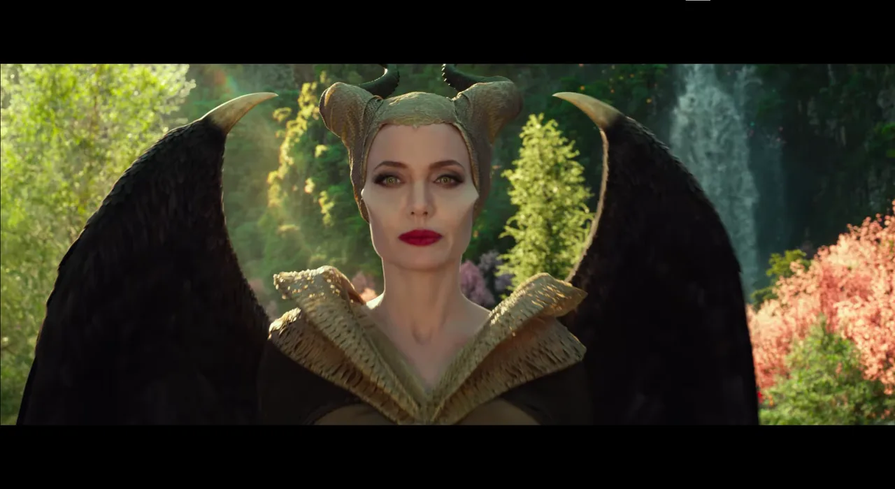 Angelina Jolie đầm cổ V ánh vàng