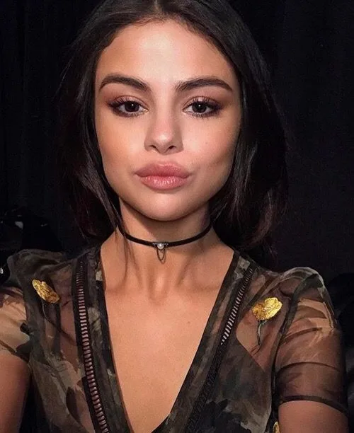 Phong cách trang điểm Selena trong suốt