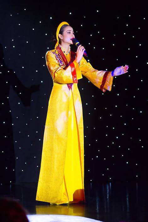 Phạm Hương trình diễn tiết mục Dạ Cổ Hoài Lang. Bộ trang phục đẹp mắt cũng làm tăng thêm giá trị tiết mục biểu diễn của hoa hậu Phạm Hương.