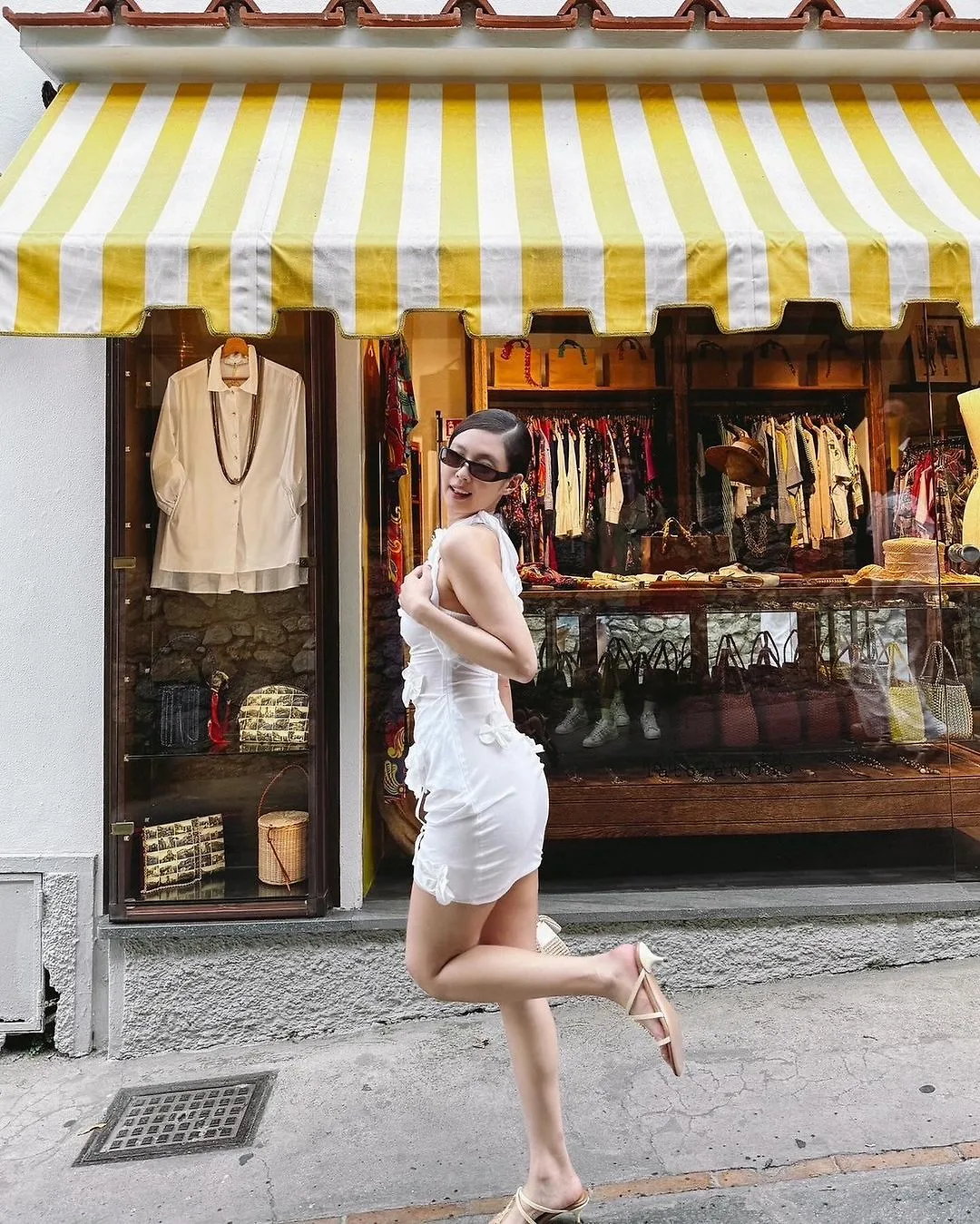 jennie diện váy màu trắng
