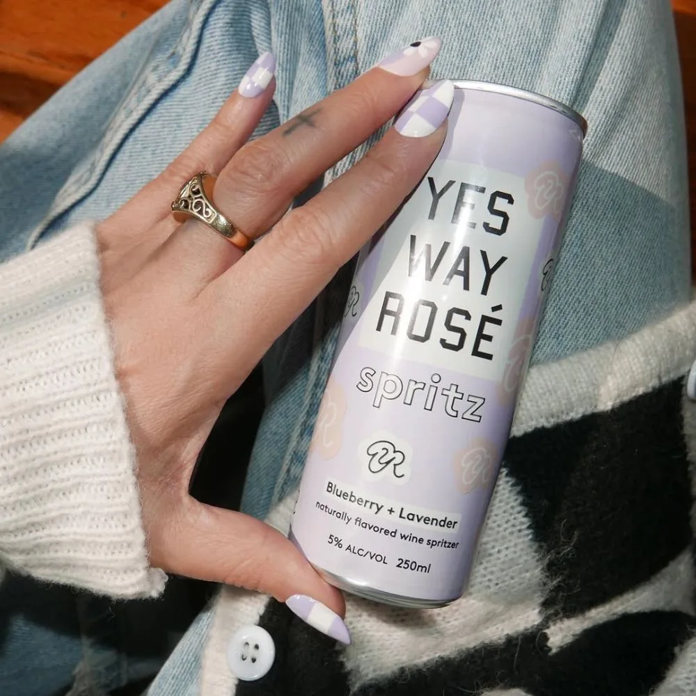 Móng tay sơn màu tím pastel, tím sữa tím lavender.