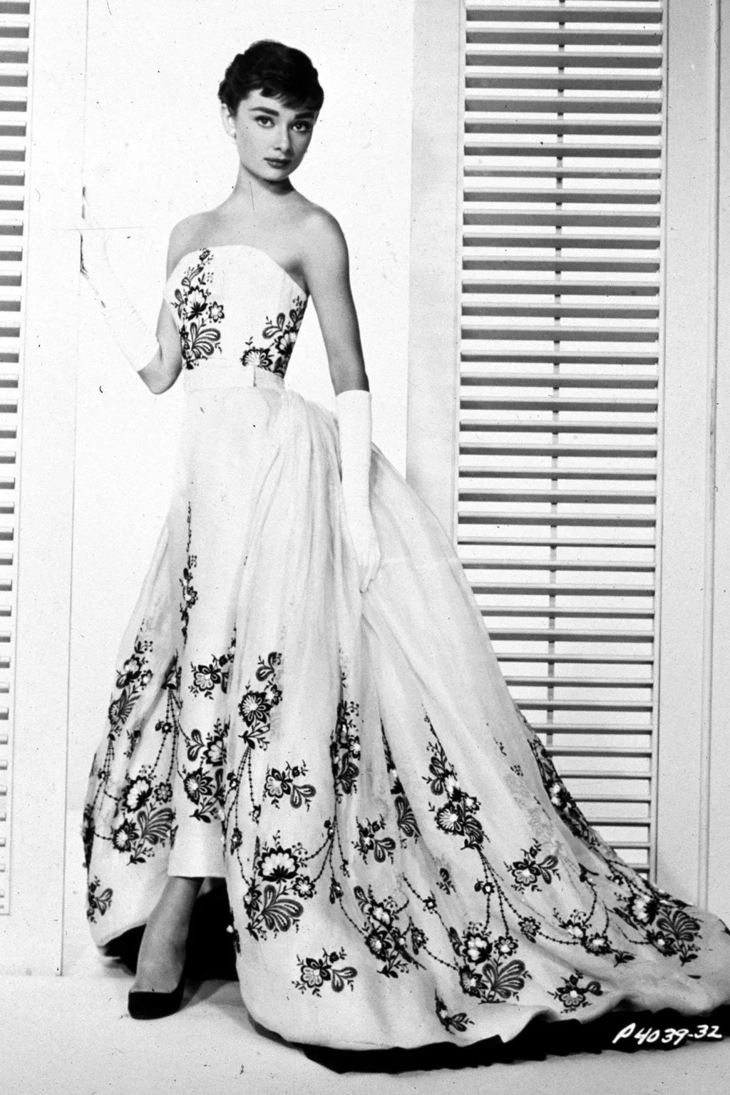 Biểu tượng thời trang audrey hepburn trong thiết kế của Givenchy