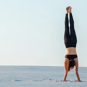 Tạo dáng chụp hình cùng ư thế yoga trồng chuối