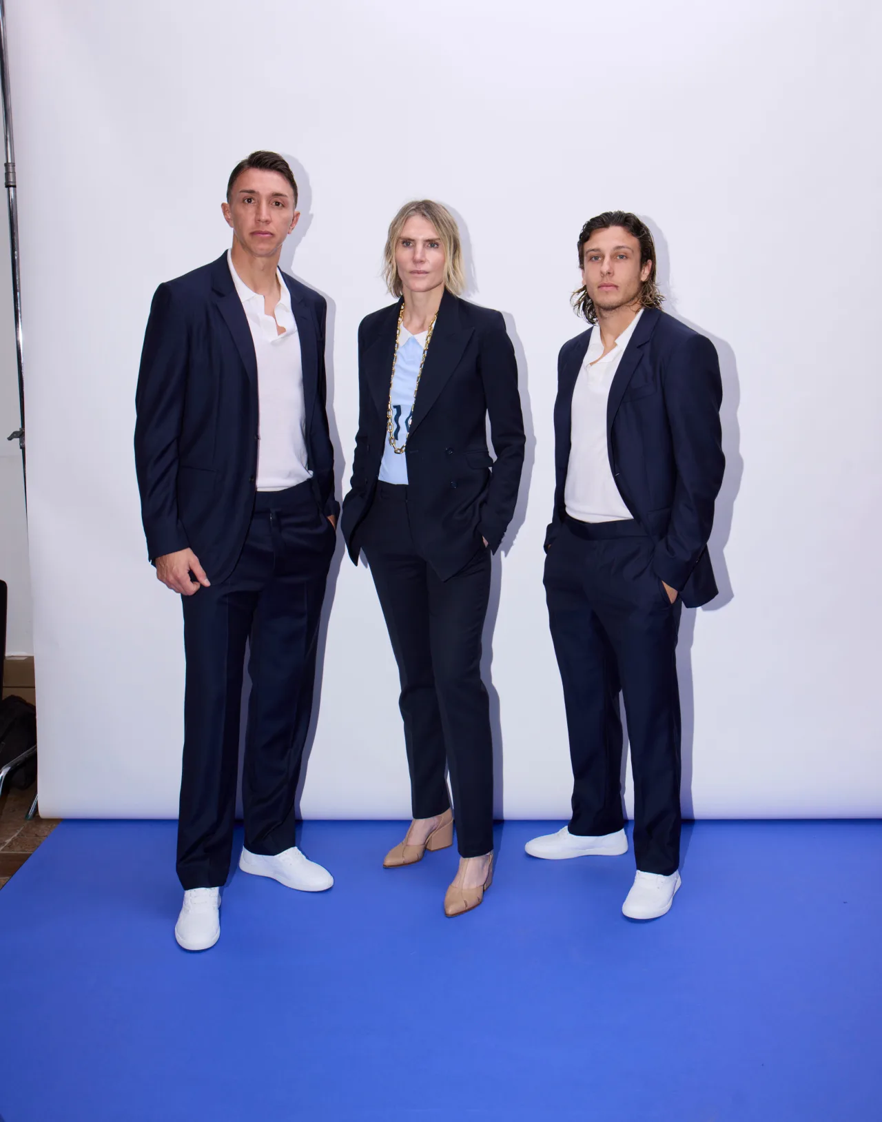 Đội tuyển quốc gia Uruguay chụp ảnh với NTK Gabriela Hearst.