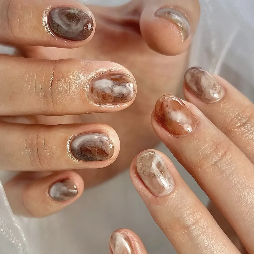 Hình ảnh Latte Nails cho mùa lá vàng.