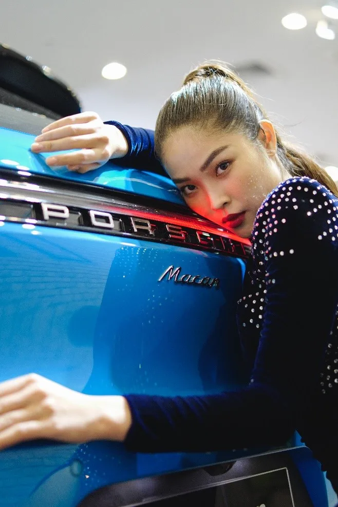 model nữ tạo dáng phía sau xe porsche macan 2019 màu xanh blue miami