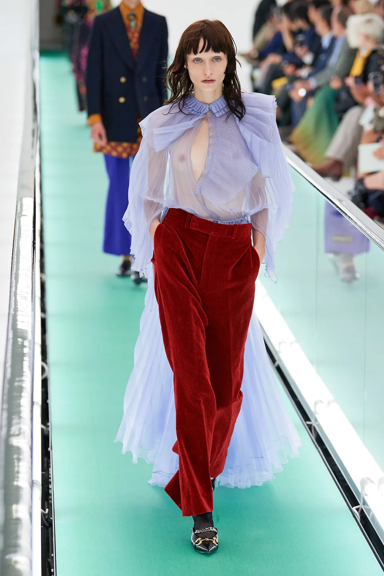 áo voan xếp tầng và quần nhung gucci xuân hè 2020