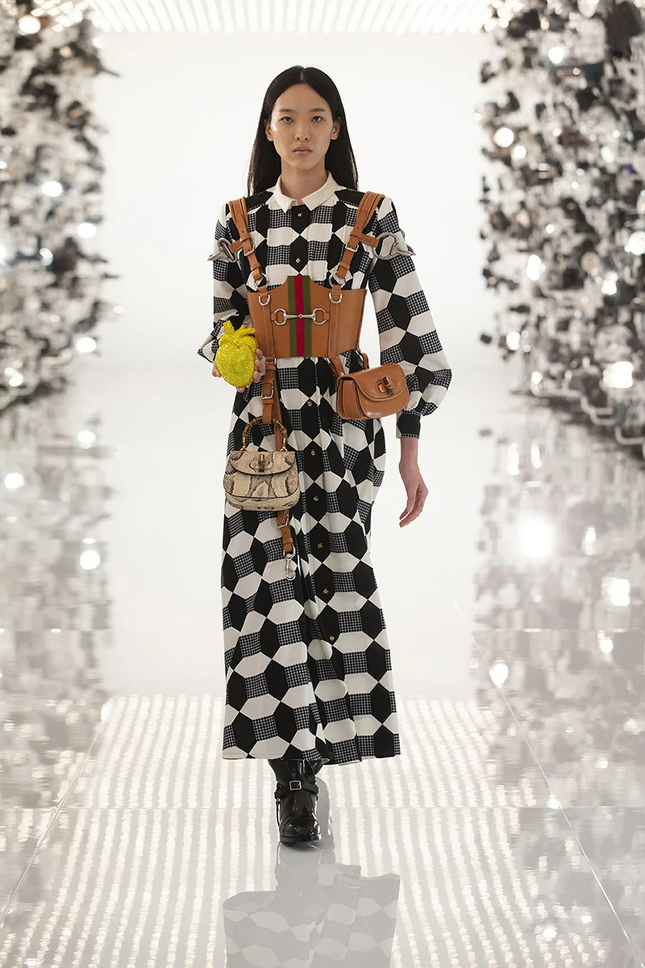 Gucci x Balenciaga Aria golden đầm họa tiết đen trắng cùng túi xách và trái tim kim cương màu vàng