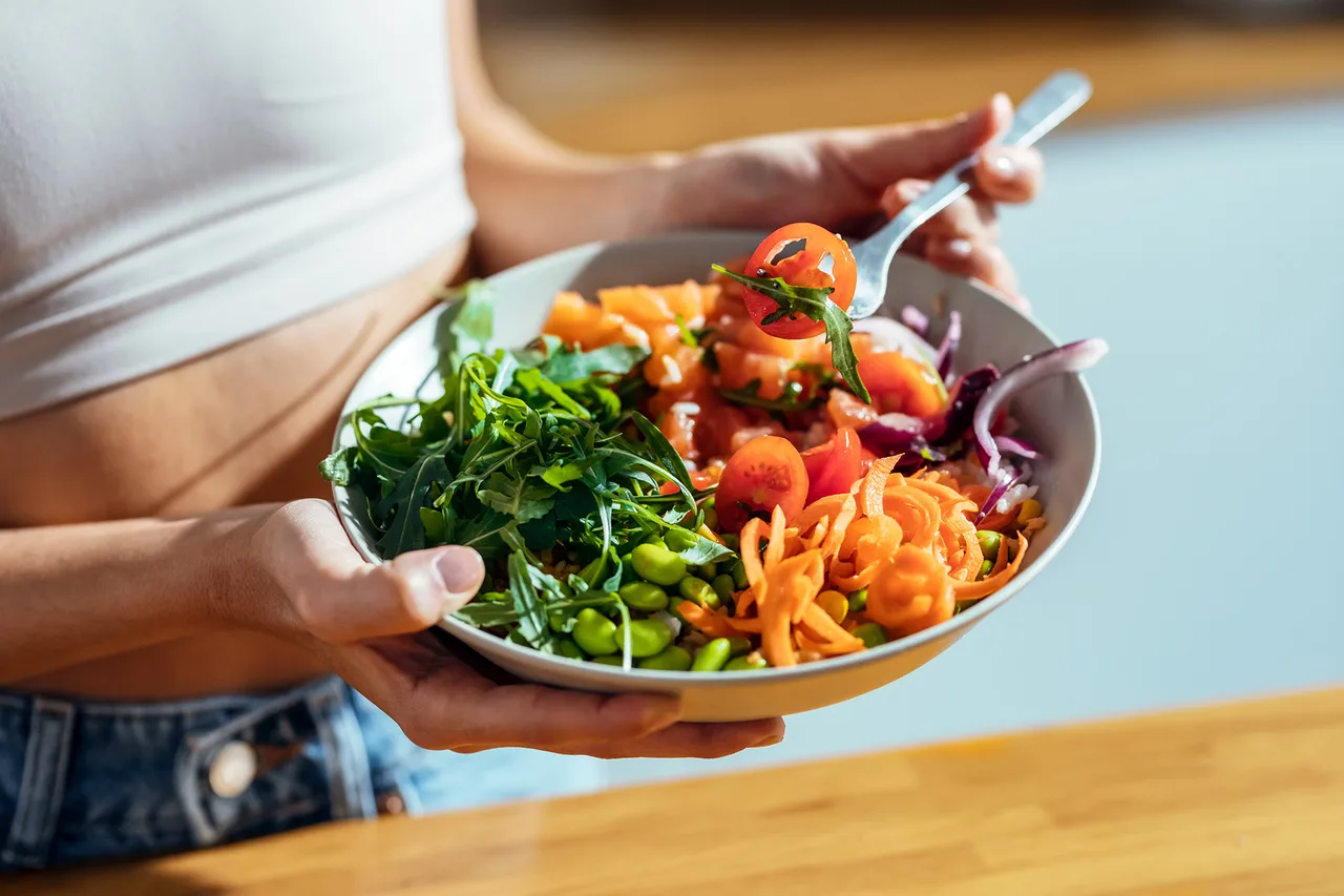 tập luyện kết hợp chế độ ăn đĩa salad rau củ