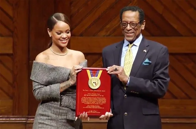 Rihanna phát biểu gì khi nhận giải Nhân đạo tại ĐH Harvard? ELLE VN