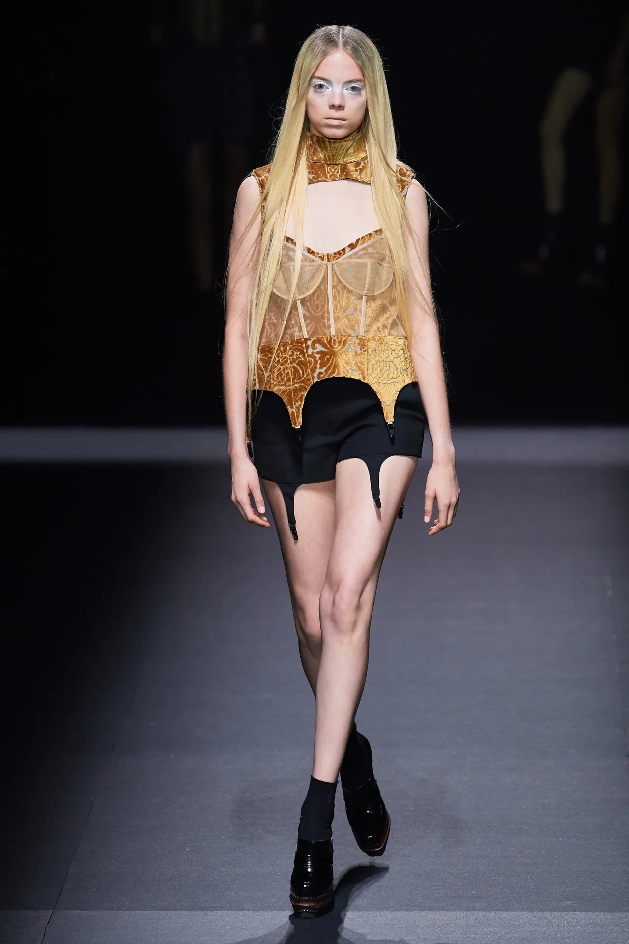 áo corset ánh vàng và quần shorts vera wang 2020