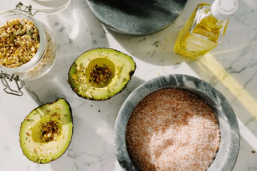 Trong thành phần quả bơ có chứa nhiều vitamin B và E, giúp kích thích sự phát triển của nang tóc, từ đó, cải thiện sức khoẻ của mái tóc bạn. sữa chua - bơ