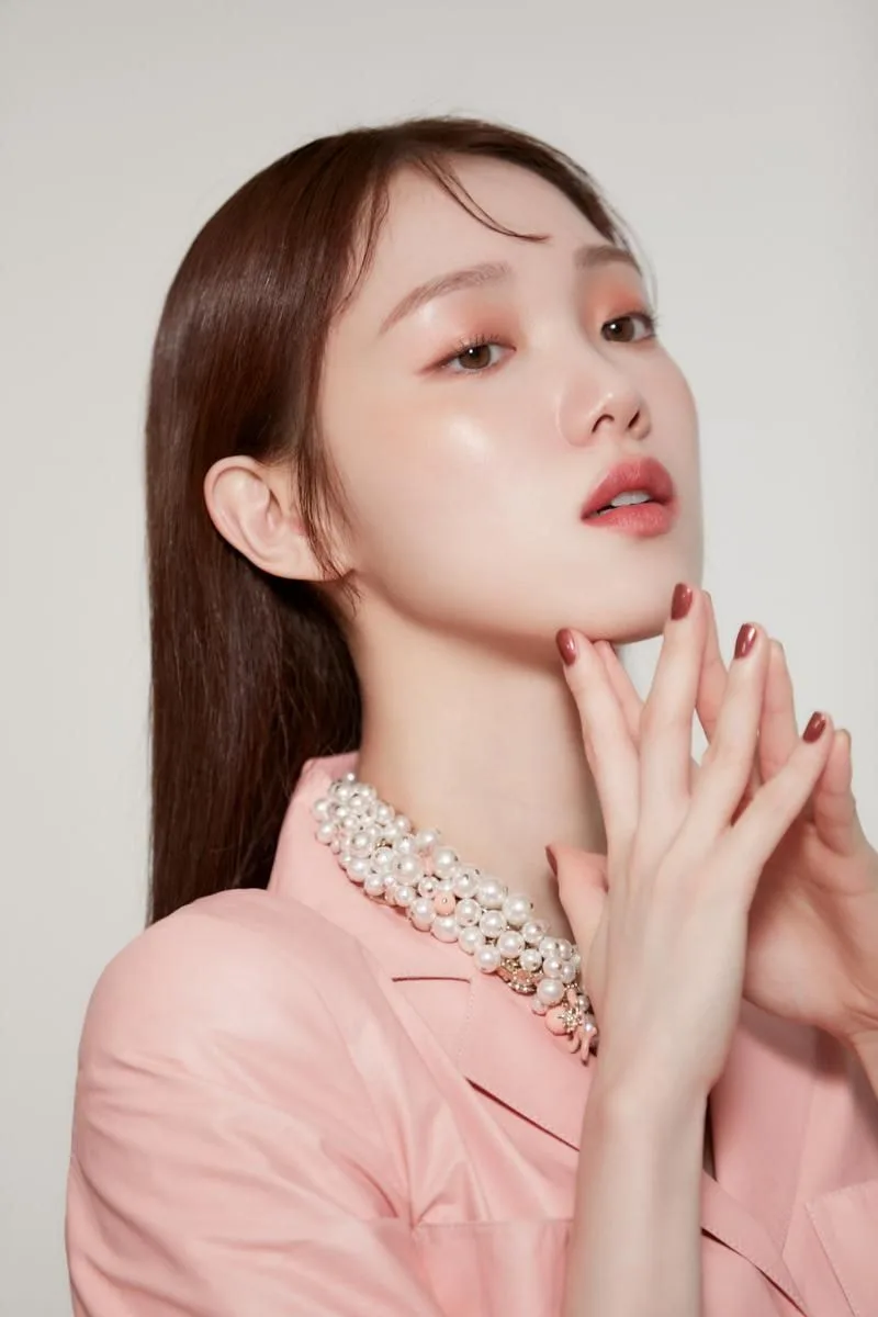 Lee Sung-kyung chú trọng việc chăm sóc da để duy trìn làn da trắng sáng.