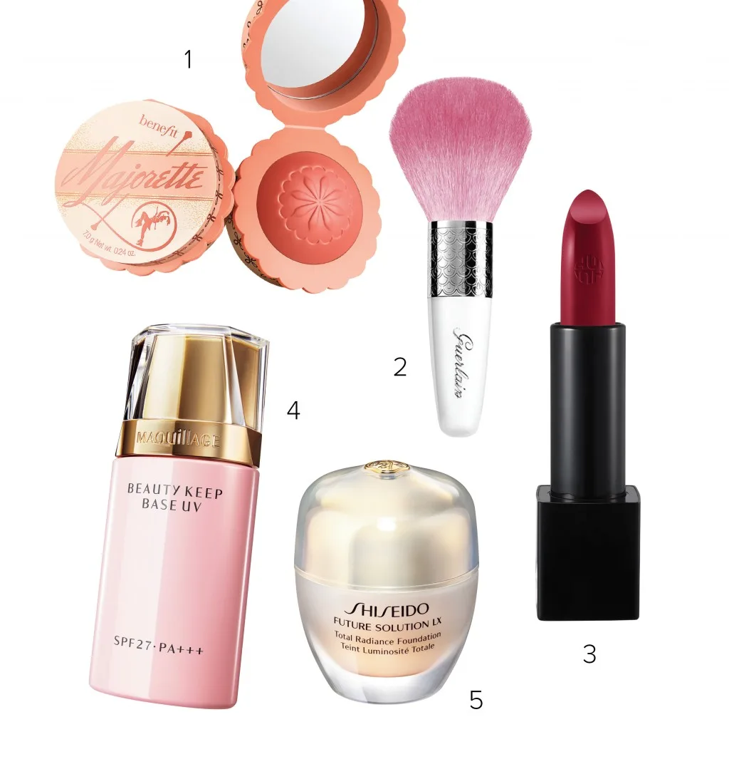 1. Má hồng kem Benefit 2. Cọ Guerlain 3. Son đỏ bầm OHui 4. Kem lót Maquillage Shiseido 5. Kem nền chống lão hóa Future Solution LX Shiseido