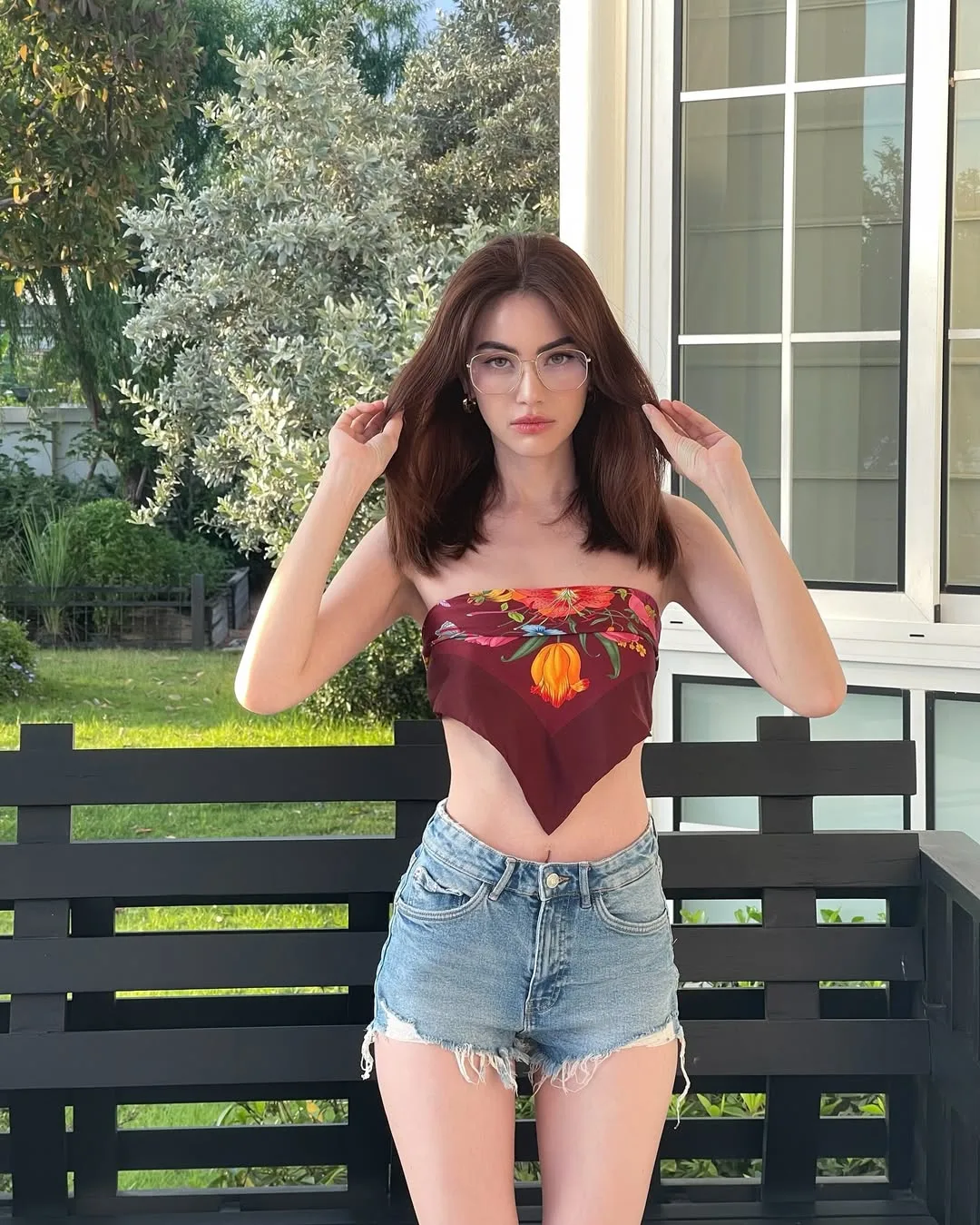 Mai Davika mặc quần short ở biển