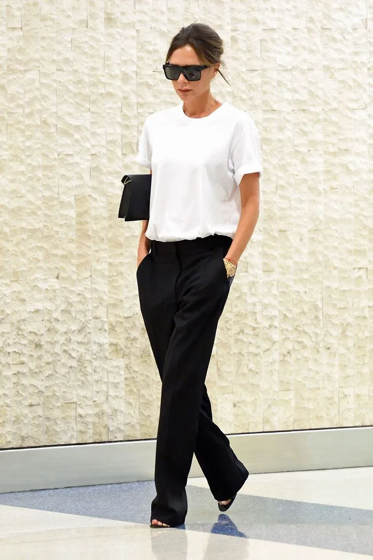 Victoria Beckham mặc áo thun trắng với ống thụng
