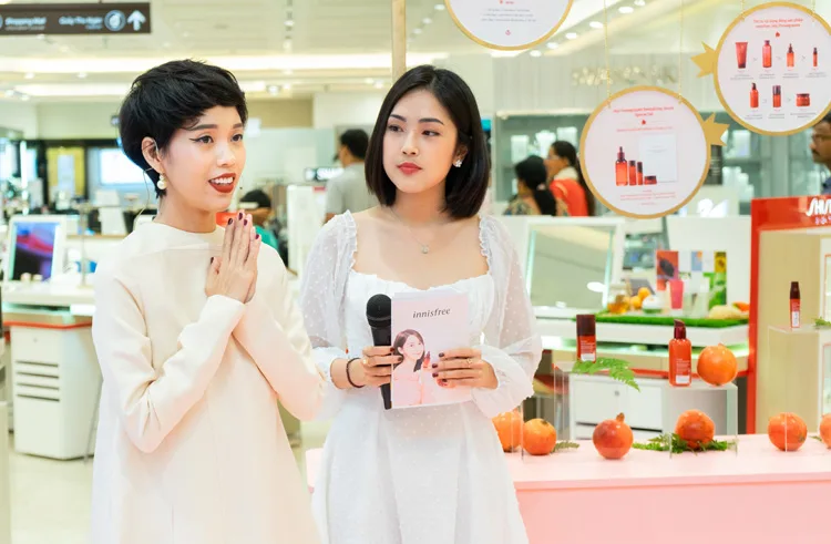 Chị Nicky Khánh Ngọc và Misoa tại worshop của Innisfree Chị Nicky Khánh Ngọc và Misoa tại worshop của Innisfree