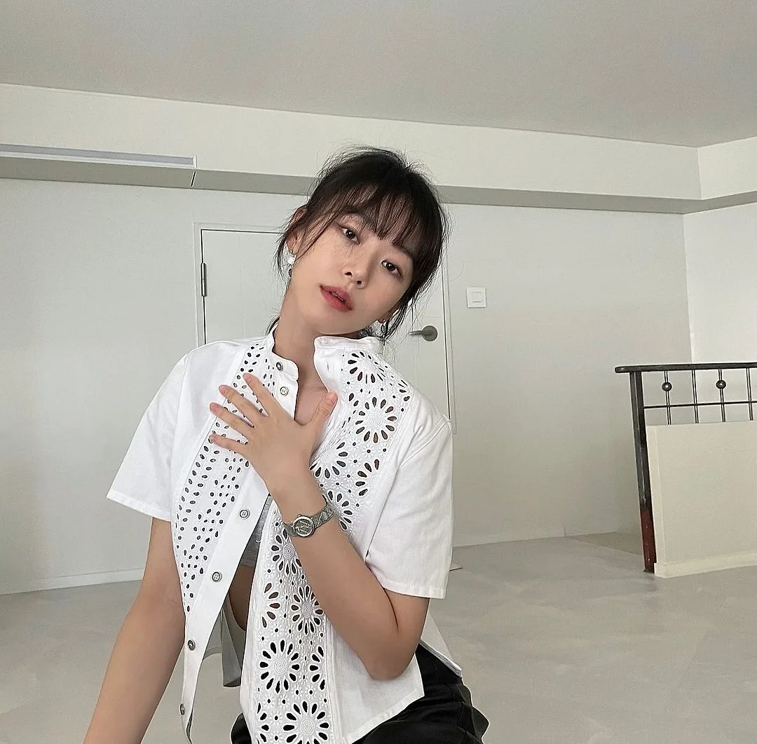 jmyoungl diện blouse trắng
