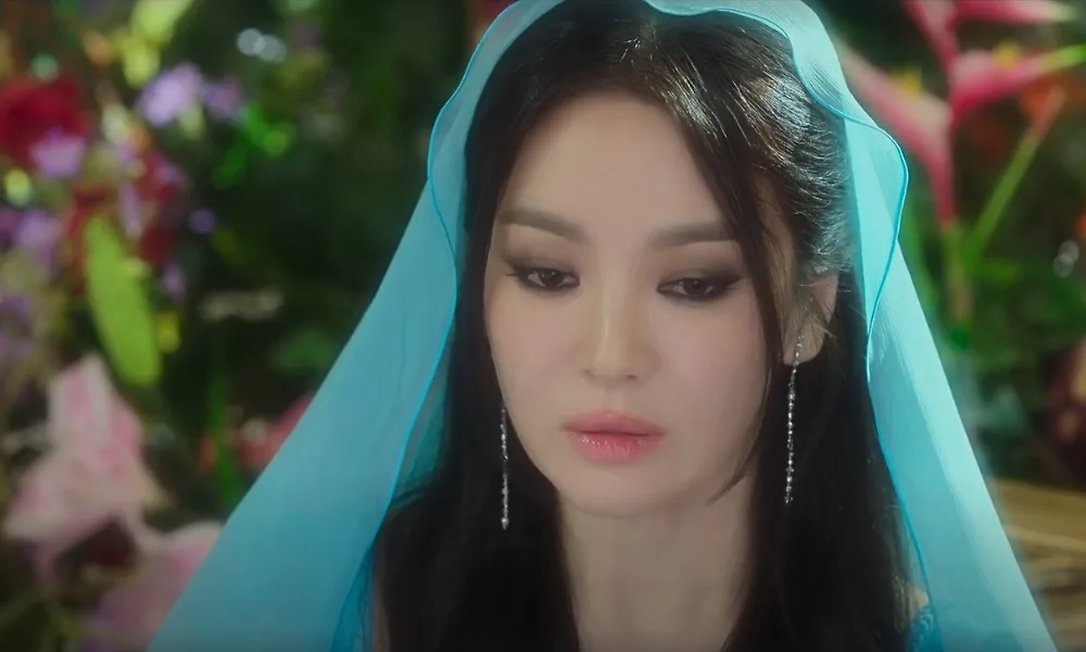 Song Hye Kyo đeo khăn voăn xanh