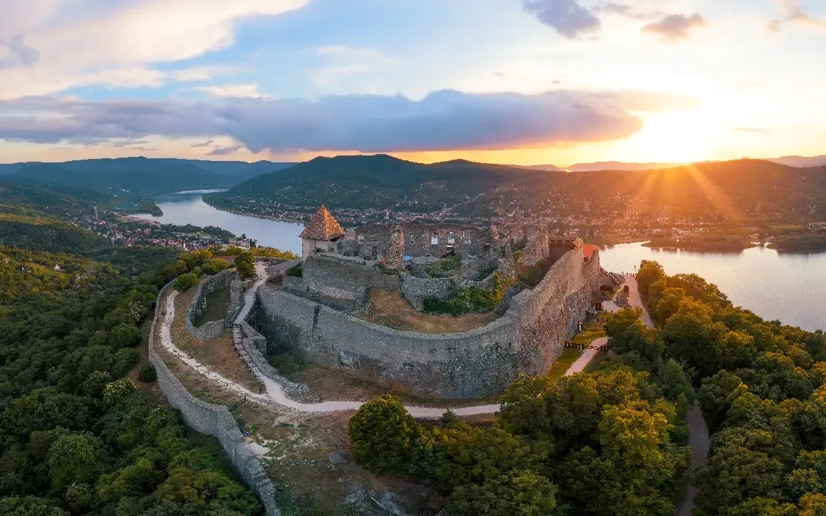 Danube Bend là khúc sông uốn lượn gần thị trấn Visegrád sở hữu khung cảnh nên thơ