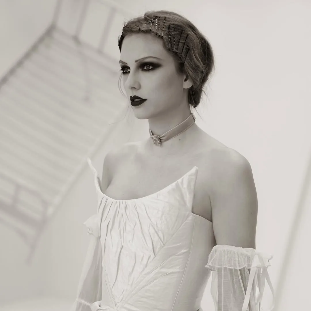 Hình ảnh kiểu makeup Taylor Swift mang hơi hướng cổ điển trong MV "Fortnight" thuộc kỷ nguyên "Midnights".