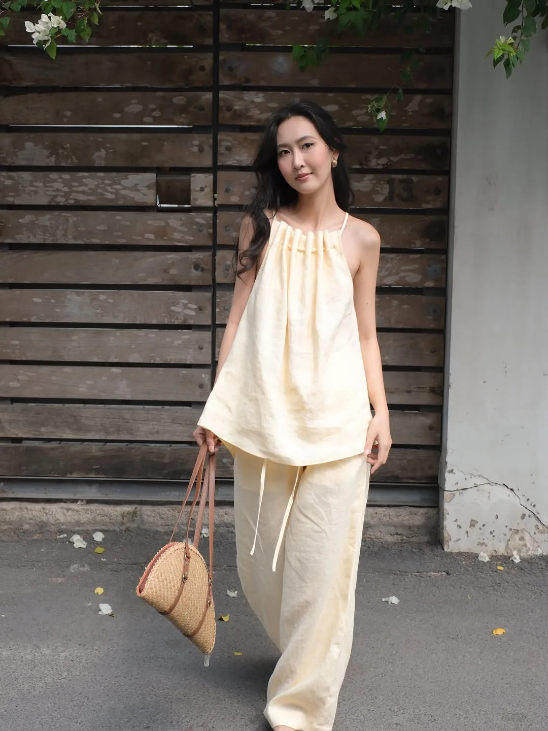 Quần culottes Linen kết hợp cùng áo hai dây đồng chất liệu sẽ mang lại diện mạo vừa thanh lịch vừa thoải mái.