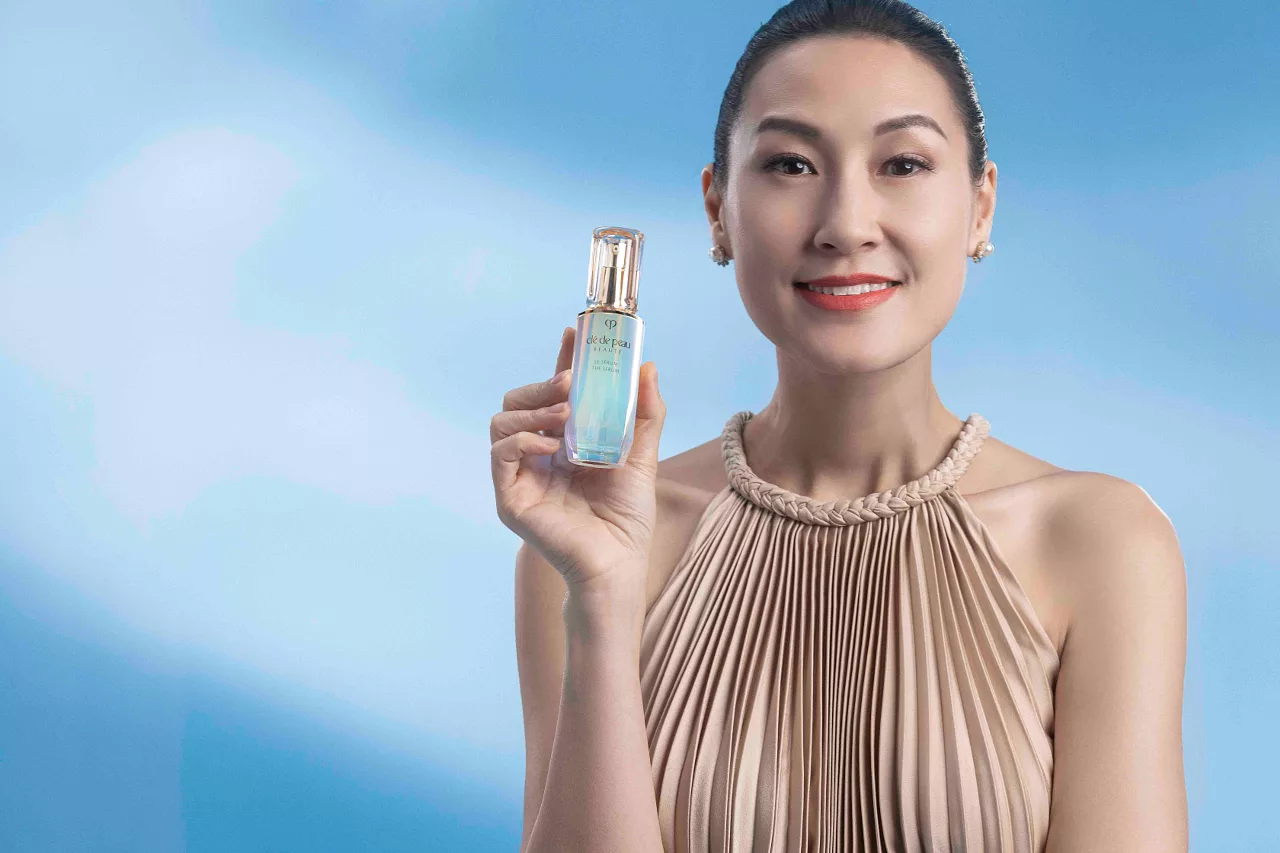 kathy uyên cầm chai serum