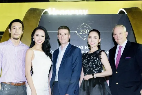 Ngài Leo Wan – giám đốc marketing công ty Moët Hennessy Vietnam, Top 5 hoa hậu Việt Nam Vũ Ngọc Anh, ngài David Ridley – giám đốc điều hành công ty ty Moët Hennessy Vietnam, diễn viên múa Linh Nga và ngài Jean Michel Cochet – đại sứ thương hiệu toàn cầu của thương hiệu Hennessy.