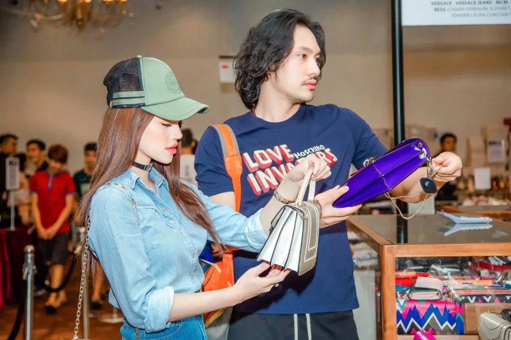 “Hội nhà giàu” “rủ nhau” săn hàng hiệu giảm giá “Hội nhà giàu” “rủ nhau” săn hàng hiệu giảm giá