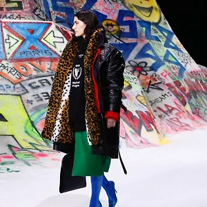 Balenciaga Thu – Đông 2018 in số điện thoại đường dây nóng lên áo sơ mi