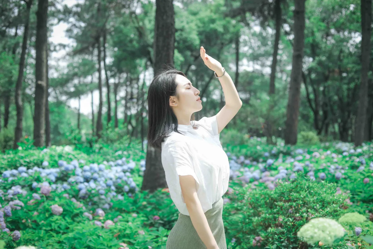 cô gái đi dạo dưới nắng học kỹ năng sống bình tĩnh