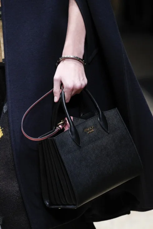 Một mẫu túi trong BST Thu-Đông của Prada