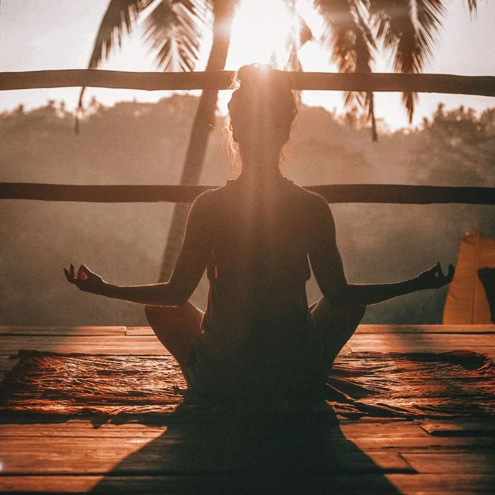 người phụ nữ tập thể dục