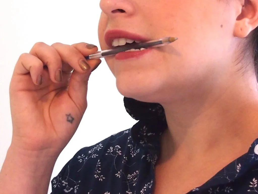 Side-to-side jaw movement giúp cơ hàm của bạn khỏe khoắn hơn phụ nữ cắn bút