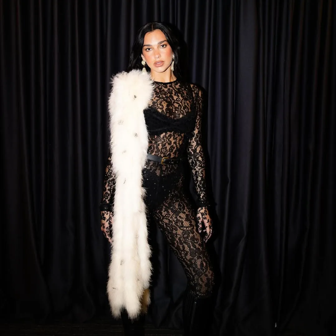 dualipa diện bodysuit xuyên thấu