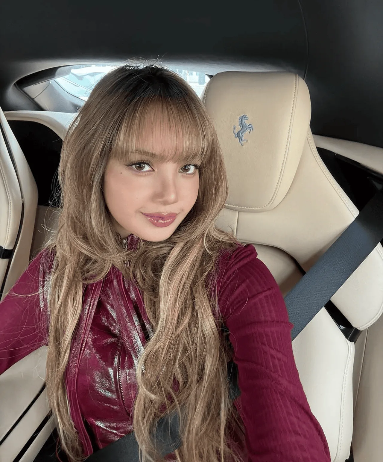 lisa blackpink diện áo dài tay đỏ mận